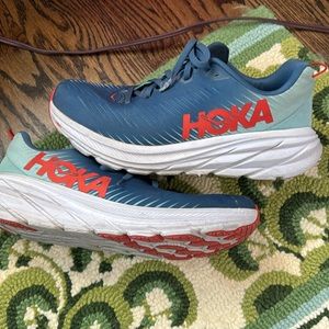 HOKA! Great pre owned condition! 👟 Rincon 💙❤️💙 Men’s 8.5/Women’s 10!